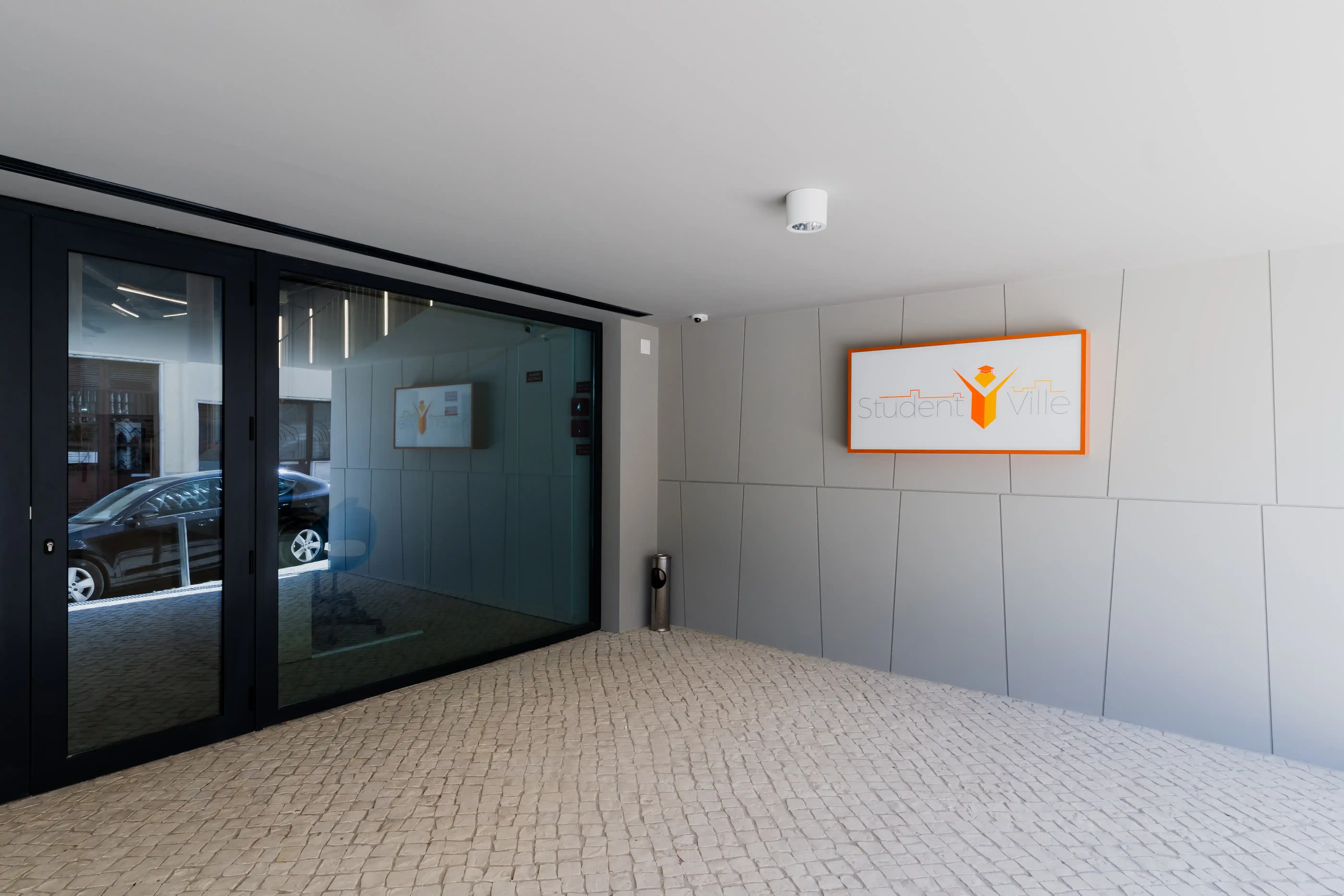 studentville central lisbon,student residence entrance,24h reception