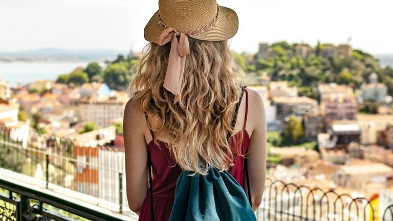 Turista a visitar Lisboa